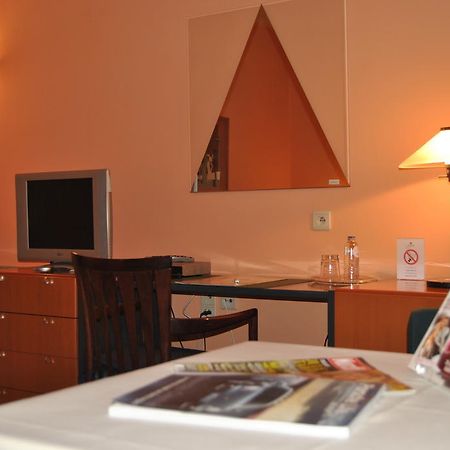 Greenpark Hotel Sint-Pieters-Leeuw Bagian luar foto