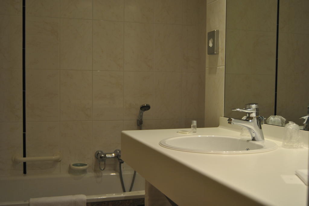 Greenpark Hotel Sint-Pieters-Leeuw Ruang foto